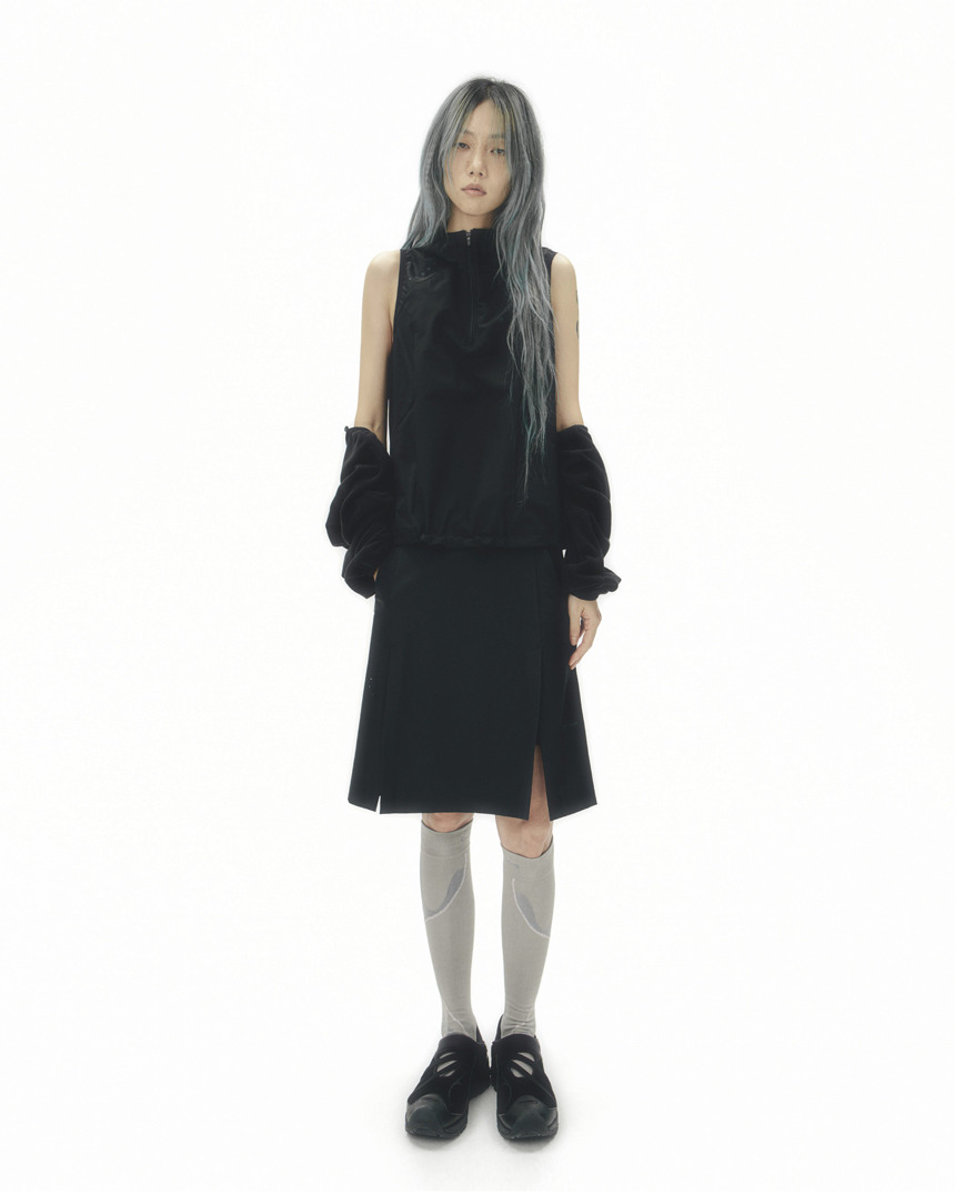 【OJOS】24fw OJOS X DESCENTE Slit Detail Skirt Pants OJOS x DESCENTE Slit Detail Skirt Pants SP322HSK99 – DALAC SEOUL